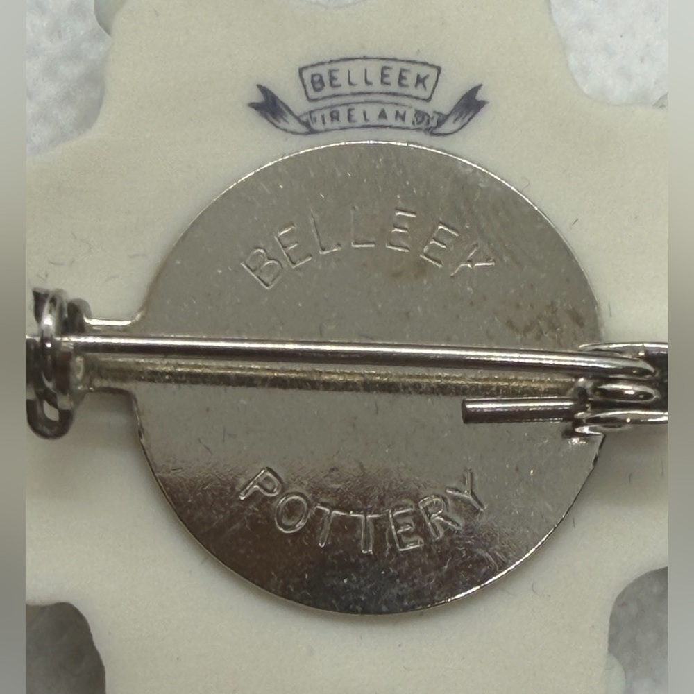 1923 Rare Vintage Belleek Ireland Porcelain Forget Me Not Flower Pin Brooch - Picture 3 of 6